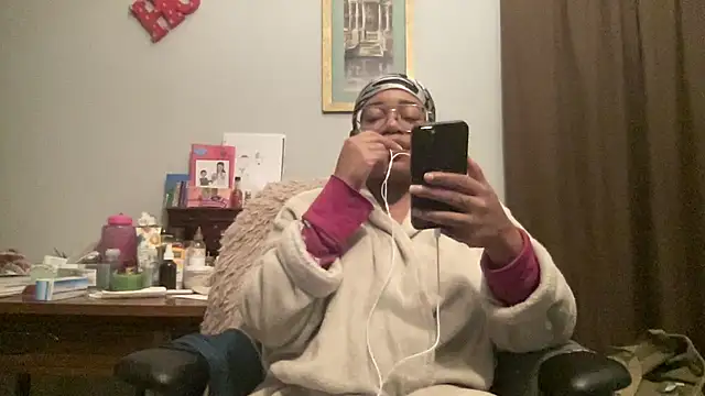 Snapshot of MommyConfident chatting on 12/21/25, 02:30 MommyConfident online show from 12/21/25, 02:30