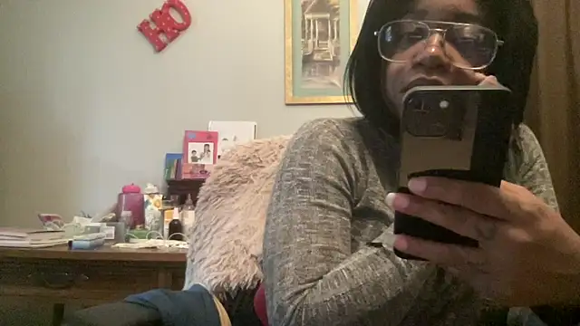 Snapshot of MommyConfident chatting on 12/22/25, 02:47 MommyConfident online show from 12/22/25, 02:47