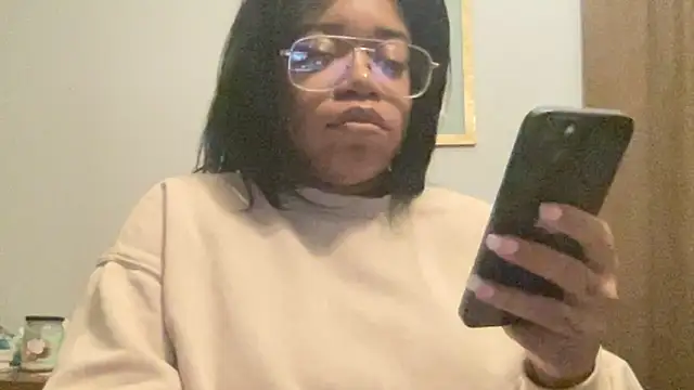 Snapshot of MommyConfident chatting on 01/15/26, 12:48 MommyConfident online show from 01/15/26, 12:48