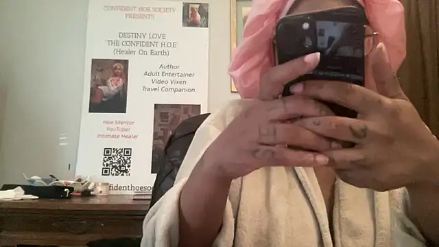 Snapshot of MommyConfident chatting on 04/19/26, 09:39 MommyConfident online show from 04/19/26, 09:39