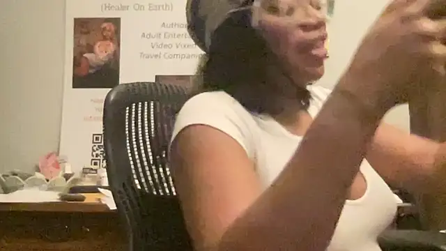 Snapshot of MommyConfident chatting on 06/10/26, 05:39 MommyConfident online show from 06/10/26, 05:39