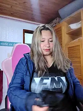 Snapshot of Devil_Sara chatting on 12/14/25, 05:02 Devil Sara online show from 12/14/25, 05:02