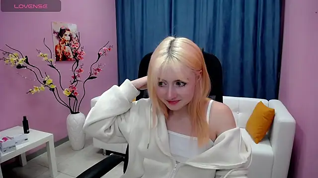 Snapshot of Tweet88 chatting on 12/19/24, 12:02 Tweet88 online show from 12/19/24, 12:02