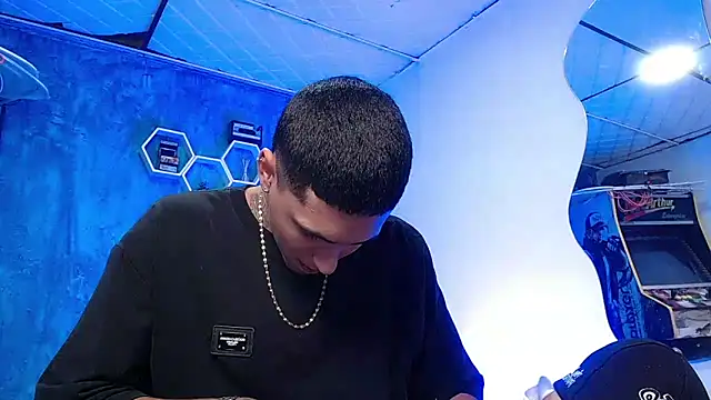 Snapshot of Liam_lee chatting on 12/13/24, 04:38 Liam lee online show from 12/13/24, 04:38