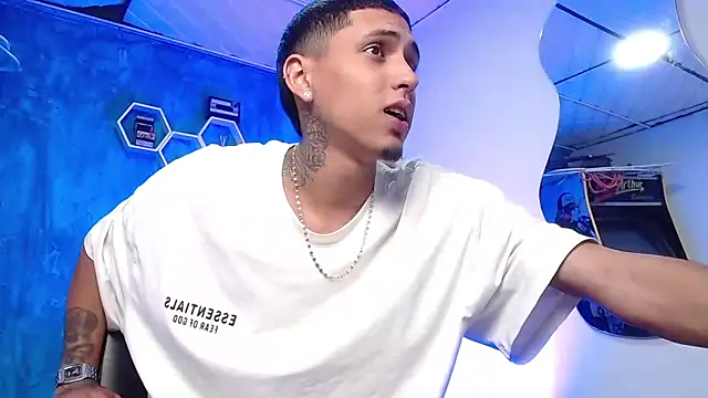 Snapshot of Liam_lee chatting on 12/14/24, 04:42 Liam lee online show from 12/14/24, 04:42