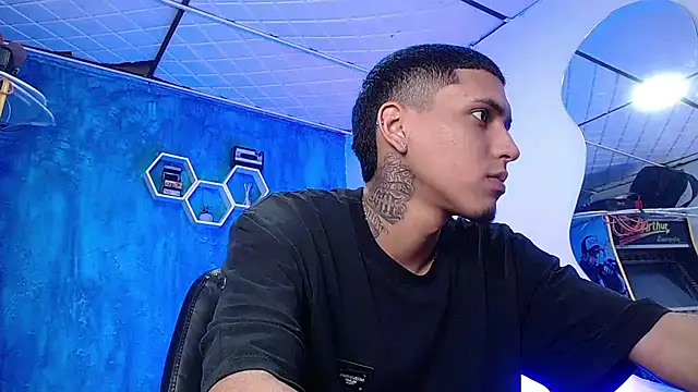 Snapshot of Liam_lee chatting on 12/23/24, 03:33 Liam lee online show from 12/23/24, 03:33