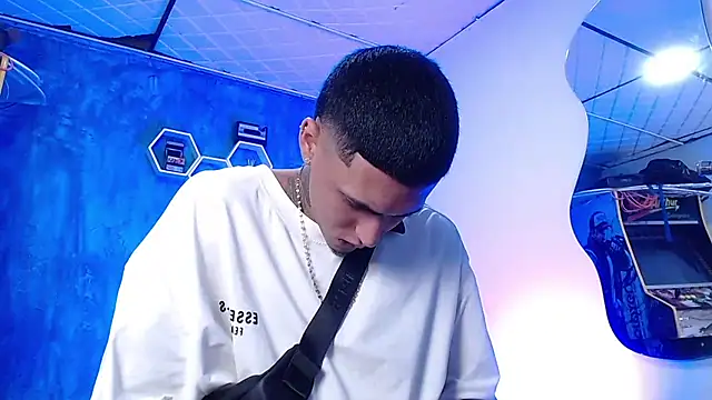 Snapshot of Liam_lee chatting on 12/24/24, 04:08 Liam lee online show from 12/24/24, 04:08