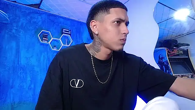 Snapshot of Liam_lee chatting on 01/04/25, 04:11 Liam lee online show from 01/04/25, 04:11