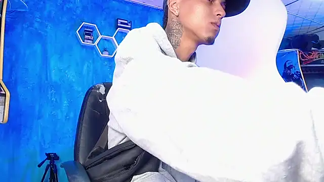 Snapshot of Liam_lee chatting on 01/07/25, 01:03 Liam lee online show from 01/07/25, 01:03