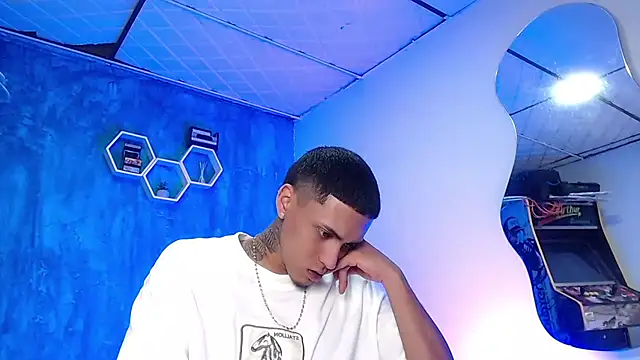 Snapshot of Liam_lee chatting on 01/11/25, 04:03 Liam lee online show from 01/11/25, 04:03