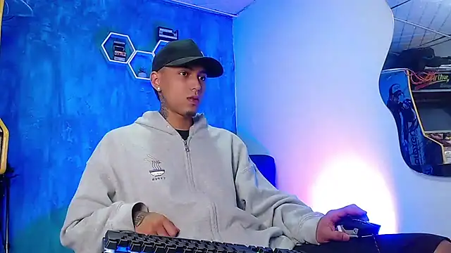 Snapshot of Liam_lee chatting on 01/12/25, 01:05 Liam lee online show from 01/12/25, 01:05