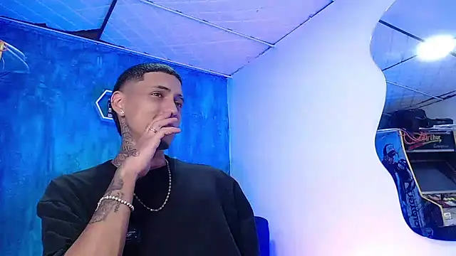 Snapshot of Liam_lee chatting on 01/24/25, 04:17 Liam lee online show from 01/24/25, 04:17