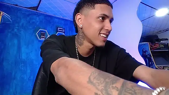 Snapshot of Liam_lee chatting on 01/25/25, 04:03 Liam lee online show from 01/25/25, 04:03