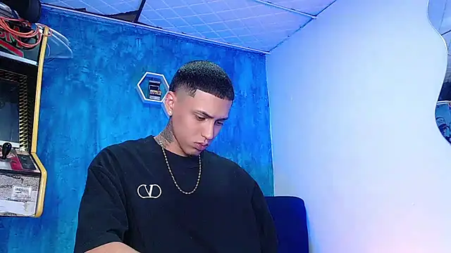 Snapshot of Liam_lee chatting on 01/31/25, 01:23 Liam lee online show from 01/31/25, 01:23