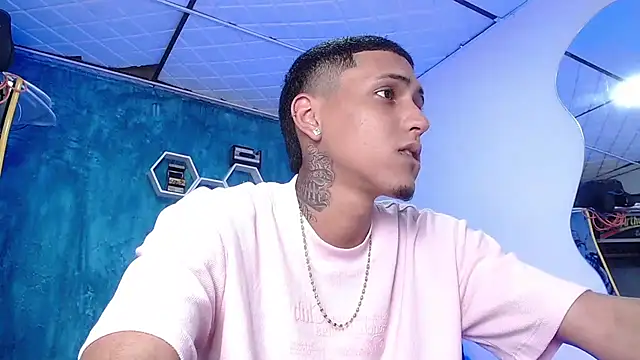 Snapshot of Liam_lee chatting on 02/01/25, 04:00 Liam lee online show from 02/01/25, 04:00