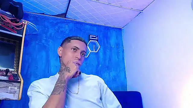 Snapshot of Liam_lee chatting on 02/10/25, 03:32 Liam lee online show from 02/10/25, 03:32