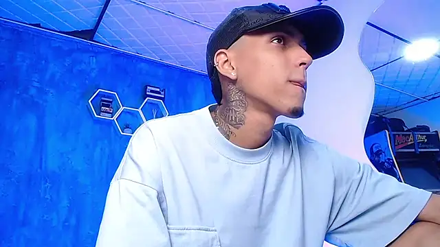 Snapshot of Liam_lee chatting on 02/18/25, 04:16 Liam lee online show from 02/18/25, 04:16