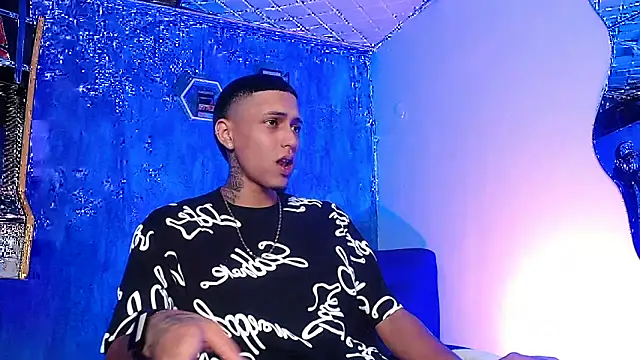 Snapshot of Liam_lee chatting on 02/20/25, 01:08 Liam lee online show from 02/20/25, 01:08