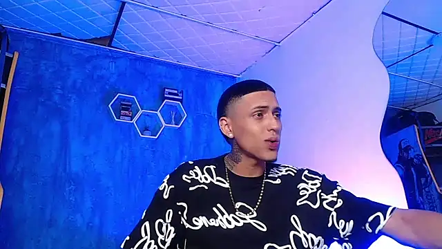 Snapshot of Liam_lee chatting on 02/20/25, 04:14 Liam lee online show from 02/20/25, 04:14