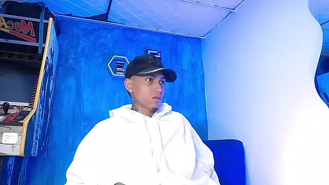 Snapshot of Liam_lee chatting on 02/24/25, 12:48 Liam lee online show from 02/24/25, 12:48