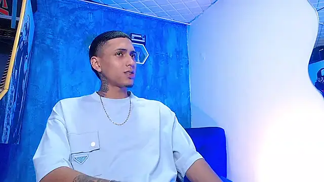 Snapshot of Liam_lee chatting on 02/25/25, 01:17 Liam lee online show from 02/25/25, 01:17