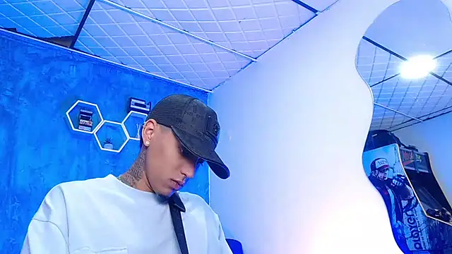 Snapshot of Liam_lee chatting on 02/25/25, 04:21 Liam lee online show from 02/25/25, 04:21