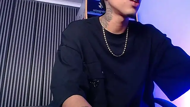 Snapshot of Liam_lee chatting on 03/02/25, 01:27 Liam lee online show from 03/02/25, 01:27