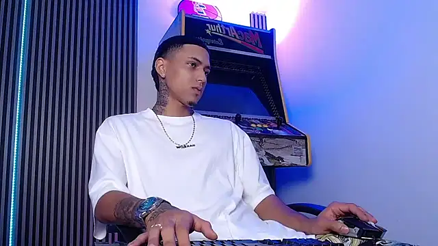 Snapshot of Liam_lee chatting on 03/04/25, 01:49 Liam lee online show from 03/04/25, 01:49