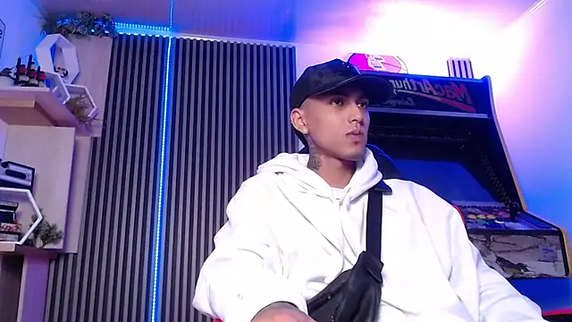 Snapshot of Liam_lee chatting on 03/08/25, 01:03 Liam lee online show from 03/08/25, 01:03