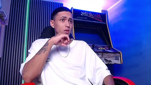 Snapshot of Liam_lee chatting on 03/14/25, 01:24 Liam lee online show from 03/14/25, 01:24