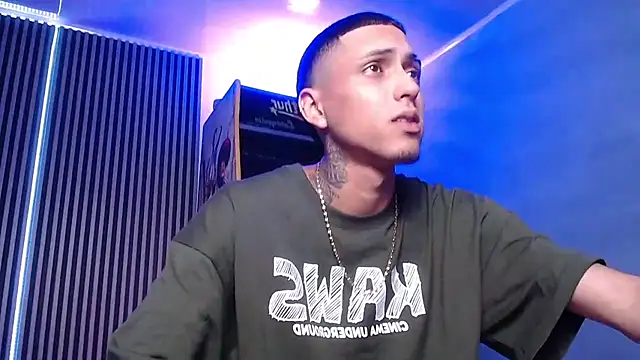 Snapshot of Liam_lee chatting on 03/20/25, 04:42 Liam lee online show from 03/20/25, 04:42