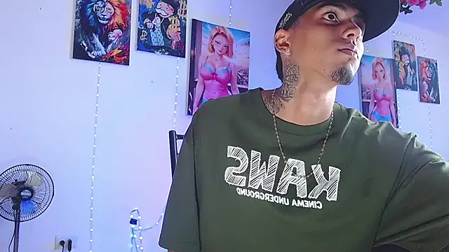 Snapshot of Liam_lee chatting on 10/17/25, 11:51 Liam lee online show from 10/17/25, 11:51