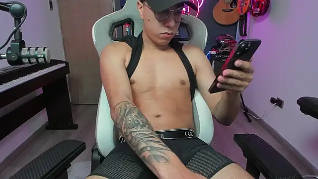 Snapshot of granxarma960 chatting on 12/24/24, 04:33 granxarma960 online show from 12/24/24, 04:33