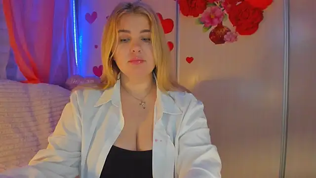 Snapshot of CoraSwon chatting on 03/04/25, 09:00 CoraSwon online show from 03/04/25, 09:00