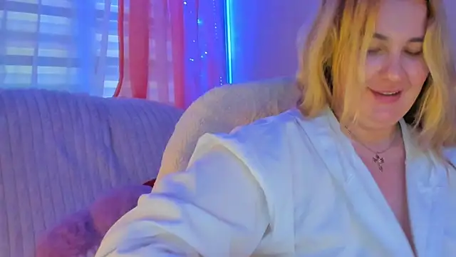 Snapshot of CoraSwon chatting on 03/17/25, 02:45 CoraSwon online show from 03/17/25, 02:45