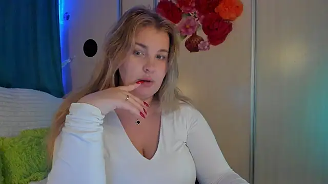 Snapshot of CoraSwon chatting on 09/08/25, 06:18 CoraSwon online show from 09/08/25, 06:18