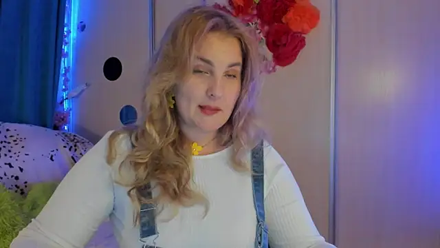 Snapshot of CoraSwon chatting on 09/13/25, 07:35 CoraSwon online show from 09/13/25, 07:35