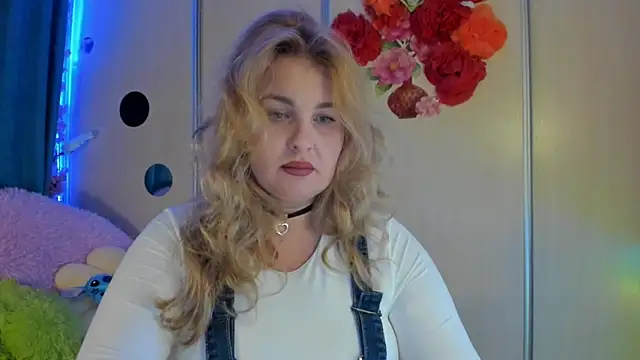 Snapshot of CoraSwon chatting on 09/15/25, 06:41 CoraSwon online show from 09/15/25, 06:41