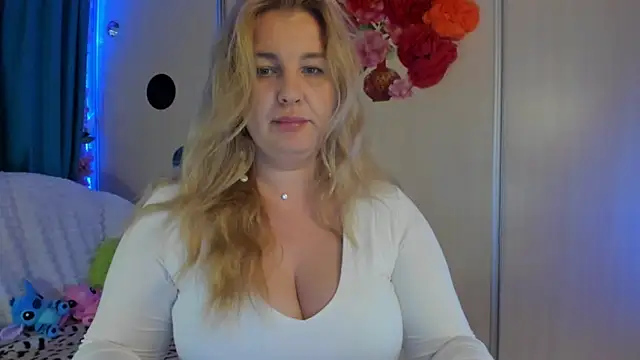 Snapshot of CoraSwon chatting on 09/25/25, 06:28 CoraSwon online show from 09/25/25, 06:28