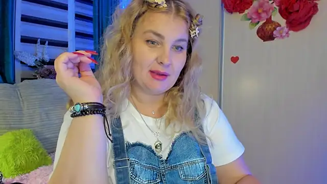 Snapshot of CoraSwon chatting on 09/30/25, 06:57 CoraSwon online show from 09/30/25, 06:57