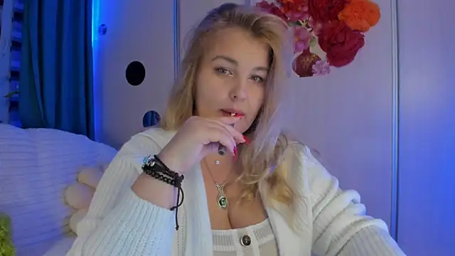 Snapshot of CoraSwon chatting on 10/03/25, 09:23 CoraSwon online show from 10/03/25, 09:23