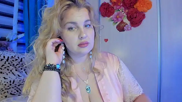 Snapshot of CoraSwon chatting on 10/05/25, 07:23 CoraSwon online show from 10/05/25, 07:23