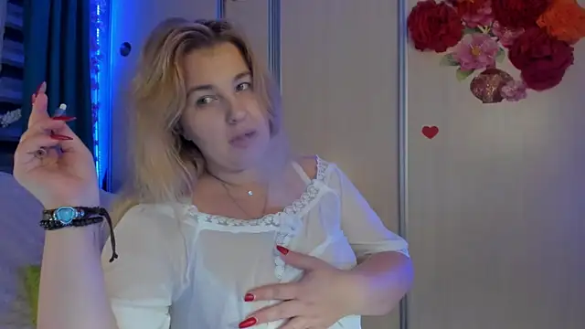 Snapshot of CoraSwon chatting on 10/08/25, 07:00 CoraSwon online show from 10/08/25, 07:00