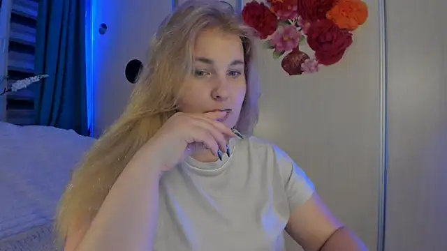 Snapshot of CoraSwon chatting on 10/14/25, 05:47 CoraSwon online show from 10/14/25, 05:47