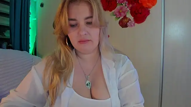 Snapshot of CoraSwon chatting on 10/24/25, 09:22 CoraSwon online show from 10/24/25, 09:22