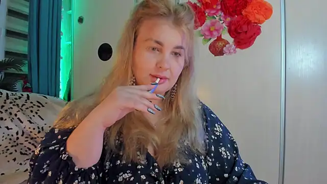 Snapshot of CoraSwon chatting on 10/25/25, 09:20 CoraSwon online show from 10/25/25, 09:20