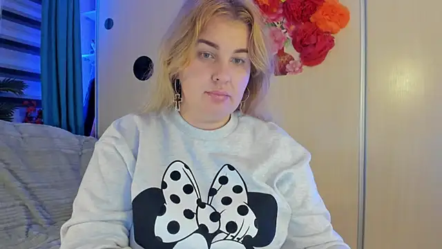 Snapshot of CoraSwon chatting on 10/28/25, 09:17 CoraSwon online show from 10/28/25, 09:17