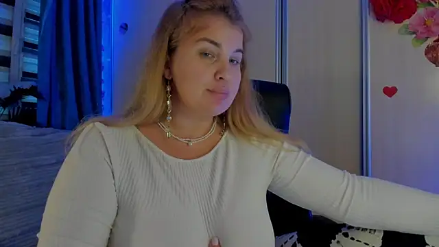 Snapshot of CoraSwon chatting on 11/08/25, 01:33 CoraSwon online show from 11/08/25, 01:33