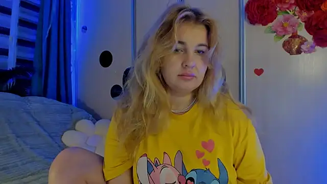 Snapshot of CoraSwon chatting on 11/11/25, 01:27 CoraSwon online show from 11/11/25, 01:27