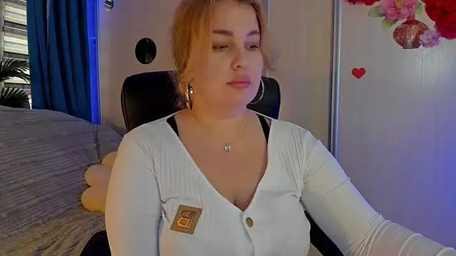 Snapshot of CoraSwon chatting on 12/04/25, 12:47 CoraSwon online show from 12/04/25, 12:47